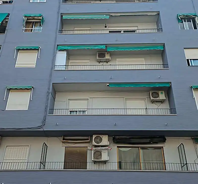 Aislamientos exteriores fachadas Valencia en edificio residencial realizados por Verticales Gabriel S.L.