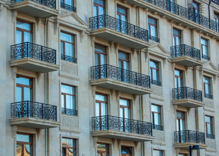 Reparación de balcones en altura Valencia en fachada de edificio residencial